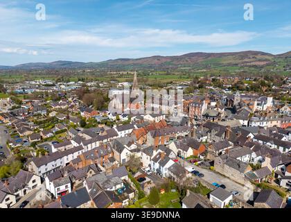 RUTHIN, DENBIGHSHIRE, WALES - 07. APRIL 2026: Weite Luftaufnahme zeigt die historische Stadt Ruthin mit dem markanten Turm der St. Peter's Church Stockfoto
