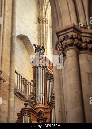 Semur-en-Auxois, Frankreich - 1. März 2026: Eine Sammlung architektonischer Details in der Stiftskirche Notre-Dame aus dem 13. Jahrhundert, einschließlich anci Stockfoto