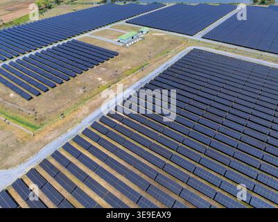 Eine Luftaufnahme eines umfangreichen Solarparks, der saubere Energieinfrastruktur und großmaßstäbliche Stromerzeugung für ökologische Nachhaltigkeit veranschaulicht. Stockfoto