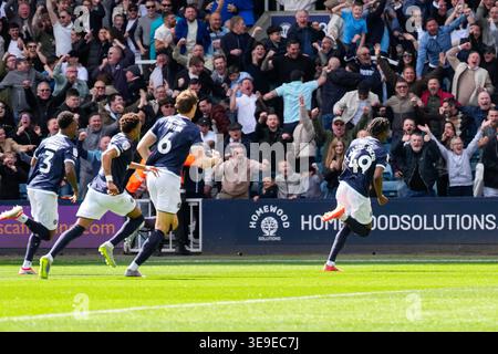 The den, London, Großbritannien. April 2026. EFL Championship Football, Millwall gegen Queens Park Rangers; Derek Mazou-Sacko von Millwall rennt vor den Fans, als er in der 3. Minute das Eröffnungstor erzielt. Credit: Action Plus Sports/Alamy Live News Stockfoto