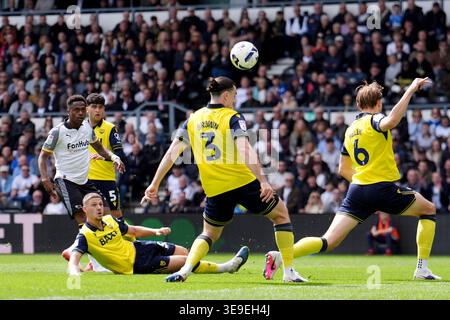 Derby County Jaydon Banel (links) hat beim Sky Bet Championship Match im Pride Park Stadium in Derby einen Torschuss. Bilddatum: Samstag, 18. April 2026. Stockfoto