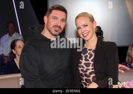 ABB/TALKSHOW- Profitaenzerin Isabel Edvardsson und Schauspieler Benjamin Piwko zu Gast in der NDR Talkshow , aus dem NDR 3 Studio am 17.04.2026 in Hamburg *** ABB TALKSHOW professionelle Schauspielerin Isabel Edvardsson und Schauspieler Benjamin Piwko als Gäste in der NDR Talkshow , aus dem NDR 3 Studio am 17 04 2026 in Hamburg Stockfoto