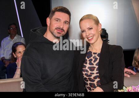 ABB/TALKSHOW- Profitaenzerin Isabel Edvardsson und Schauspieler Benjamin Piwko zu Gast in der NDR Talkshow , aus dem NDR 3 Studio am 17.04.2026 in Hamburg *** ABB TALKSHOW professionelle Schauspielerin Isabel Edvardsson und Schauspieler Benjamin Piwko als Gäste in der NDR Talkshow , aus dem NDR 3 Studio am 17 04 2026 in Hamburg Stockfoto