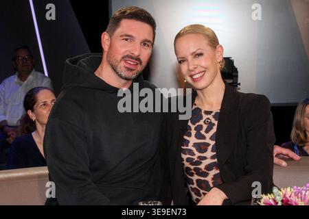 ABB/TALKSHOW- Profitaenzerin Isabel Edvardsson und Schauspieler Benjamin Piwko zu Gast in der NDR Talkshow , aus dem NDR 3 Studio am 17.04.2026 in Hamburg *** ABB TALKSHOW professionelle Schauspielerin Isabel Edvardsson und Schauspieler Benjamin Piwko als Gäste in der NDR Talkshow , aus dem NDR 3 Studio am 17 04 2026 in Hamburg Stockfoto
