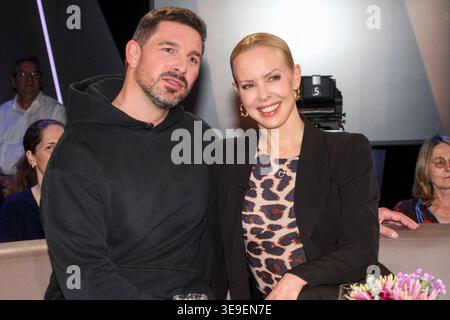 ABB/TALKSHOW- Profitaenzerin Isabel Edvardsson und Schauspieler Benjamin Piwko zu Gast in der NDR Talkshow , aus dem NDR 3 Studio am 17.04.2026 in Hamburg *** ABB TALKSHOW professionelle Schauspielerin Isabel Edvardsson und Schauspieler Benjamin Piwko als Gäste in der NDR Talkshow , aus dem NDR 3 Studio am 17 04 2026 in Hamburg Stockfoto