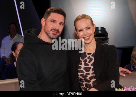 ABB/TALKSHOW- Profitaenzerin Isabel Edvardsson und Schauspieler Benjamin Piwko zu Gast in der NDR Talkshow , aus dem NDR 3 Studio am 17.04.2026 in Hamburg *** ABB TALKSHOW professionelle Schauspielerin Isabel Edvardsson und Schauspieler Benjamin Piwko als Gäste in der NDR Talkshow , aus dem NDR 3 Studio am 17 04 2026 in Hamburg Stockfoto