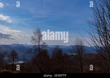 Großer Panoramablick von der Ben Lawers Bergkette mit Blick auf die geschichteten Gipfel und Täler der schottischen Highlands unter klarem blauem Himmel. Stockfoto