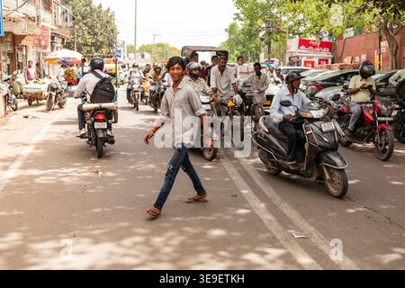 Junge überquert viel Verkehr in Old delhi, Indien. Stockfoto