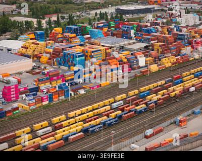 Santo Stefano di Magra, Italien - 18. April 2026: Aus der Vogelperspektive des Containerterminals Retroporto merci mit farbenfrohen, hintereinander gestapelten Versandcontainern Stockfoto