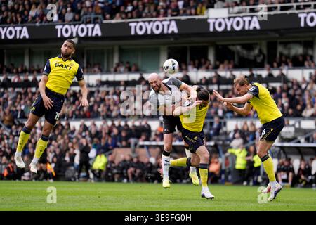 Matthew Clarke (Mitte) von Derby County hat beim Sky Bet Championship Match im Pride Park Stadium in Derby einen Torschuss. Bilddatum: Samstag, 18. April 2026. Stockfoto