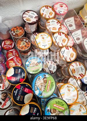Blick von oben auf einen offenen Gefrierschrank mit farbenfrohen Gläsern mit Ben Jerry's Biscoff und Nutella-Eis mit einer Fülle von Desserts, Tiefkühlgerichten und Sommer t Stockfoto
