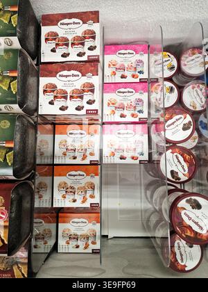 Professionelle Präsentation von Eisverpackungen mit belgischen Schokoladen- und Karamellaromen, die hochwertige Produkte im Einzelhandel hervorheben Stockfoto