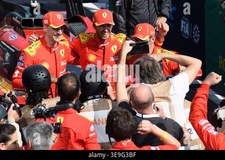 Imola, Italien. April 2026. Antonio GIOVINAZZI (ITA), der für FERRARI AF CORSE (ITA) fährt, und sein Teamkollege feiern nach dem Qualifying die Pole-Position der FIA WEC 6 Stunden von Imola 2026 auf der Enzo and Dino Ferrari Strecke in Imola (Italien). Quelle: Riccardo Righetti/Alamy Live News Stockfoto
