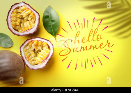 Hallo Sommerkarte mit Passionsfrüchten auf gelbem Hintergrund Stockfoto