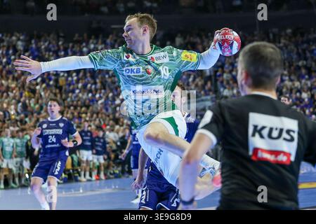 April 2026, Lanxess Arena, Köln, Deutschland, Lanxess Arena Köln, HBL, Lidl FINAL4, Männer, 1. Halbfinale: TVB Lemgo Lippe vs. Füchse Berlin, im Bild: Mathias Gidsel (Füchse Berlin #19), schießt ins Tor [Tor] Foto © nordphoto GmbH / Meute Stockfoto