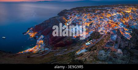 Stadt Oia auf Santorin, Griechenland. Traditionelle und berühmte Häuser und Kirchen mit blauen Kuppeln über die Caldera, Ägäis Stockfoto