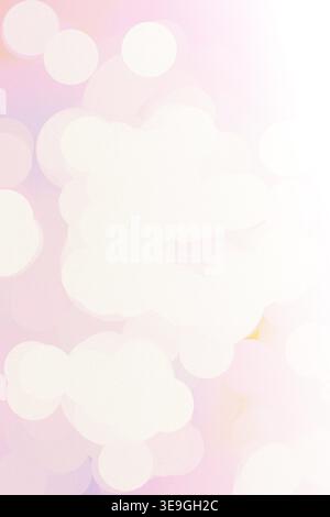 Weicher abstrakter Hintergrund in Pastellrosa mit verschwommenen Bokeh-Kreisen, sanftes Leuchten, leichte luftige Textur, vertikale Komposition, Kopierraum Stockfoto