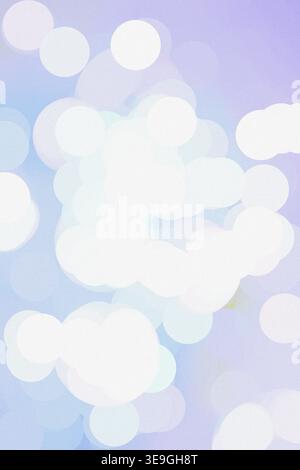 Weicher hellblauer abstrakter Hintergrund mit verschwommenen Bokeh-Kreisen, luftiges Leuchten, sanfte Textur, vertikale Komposition. Stockfoto