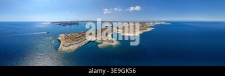 Panoramablick auf Delimara Point mit schroffer Kalksteinküste und tiefblauem Mittelmeer in der Nähe von Marsaxlokk, Malta. Stockfoto