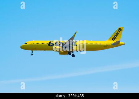 Spirit Airlines Airbus A321-200 N679NK landet auf dem Boston Logan International Airport, Boston, Massachusetts MA, USA. Stockfoto