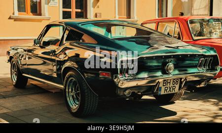 Oldtimer und Oldtimer, die während eines Retro-Automobiltreffens in Piața Unirii, Oradea, Rumänien, ausgestellt wurden Stockfoto