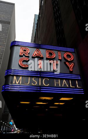 New York City, USA - 6. April 2026: Ikonisches Art déco-Festzelt der Radio City Music Hall in Midtown Manhattan, New York City. Die Aufnahme hebt die Vibr hervor Stockfoto