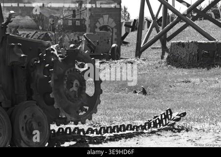 Zerstörte deutsche Panzer und sowjetische 45-mm-Panzergeschütze im Militärmuseum Victory Park, schwarz-weiß Stockfoto