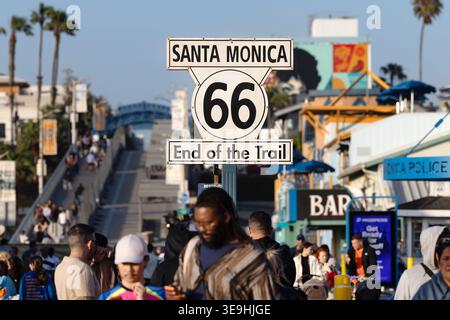 Route 66 Schild „End of the Trail“ am Santa Monica Pier, Santa Monica, Kalifornien, USA Stockfoto