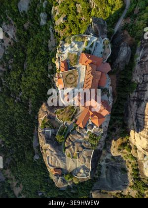 Heiliges Kloster der Heiligen Dreifaltigkeit bei Sonnenuntergang, Meteora, Griechenland Stockfoto
