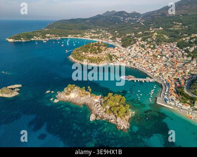 Luftaufnahme der Insel Panagia und der Bucht von Parga, Griechenland Stockfoto