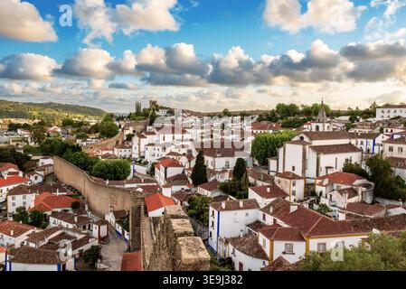 Blick aus der Vogelperspektive auf Obidos mit historischen Mauern und Schloss, Leiria, Portugal Stockfoto