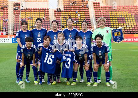 Die Spieler des japanischen Teams posieren für ein Teamfoto, bevor sie am 18. April 2026 in der Provinz Pathum Thani, Thailand, das Finale des AFC U20 Women's Asian Cup Thailand 2026 zwischen Japan und DPR Korea im Thammasat Stadium anpfiffen. (Foto: Teera Noisakran/SIPA USA) Credit: SIPA USA/Alamy Live News Stockfoto