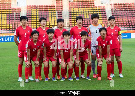 Spieler des DPR Korea Teams posieren für ein Teamfoto, bevor sie am 18. April 2026 in der Provinz Pathum Thani, Thailand, das Finale des AFC U20 Women's Asian Cup Thailand 2026 zwischen Japan und DPR Korea im Thammasat Stadium anpfiffen. (Foto: Teera Noisakran/SIPA USA) Credit: SIPA USA/Alamy Live News Stockfoto