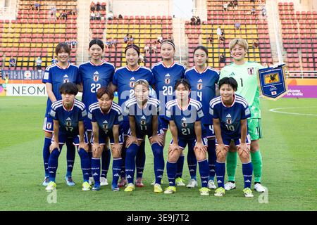 Die Spieler des japanischen Teams posieren für ein Teamfoto, bevor sie am 18. April 2026 in der Provinz Pathum Thani, Thailand, das Finale des AFC U20 Women's Asian Cup Thailand 2026 zwischen Japan und DPR Korea im Thammasat Stadium anpfiffen. (Foto: Teera Noisakran/SIPA USA) Credit: SIPA USA/Alamy Live News Stockfoto