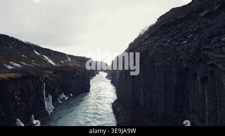 Drohnenaufnahme des gullfoss-Wasserfall-Canyons, erstaunliche isländische Natur mit riesigen Flussläufen und massiven felsigen Hügeln. Spektakuläre Kaskade in island, die von den Klippen herunterläuft. Zeitlupe. Stockfoto