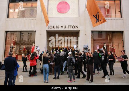 London, Großbritannien. 18. April 2026. Tierschutzprotestierende blockieren den Eingang zum Louis Vuitton-Laden in der Bond Street, halten Plakate und skandieren gegen die Verwendung von Tierprodukten in Luxusmode. Quelle: Waldemar Sikora / Alamy Live News Stockfoto