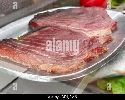 Rohe Thunfischsteaks auf Silberplatte, frische Meeresfrüchte, Restaurant-Konzept, Fischmarkt, Lebensmittelgeschäft, Banner Stockfoto