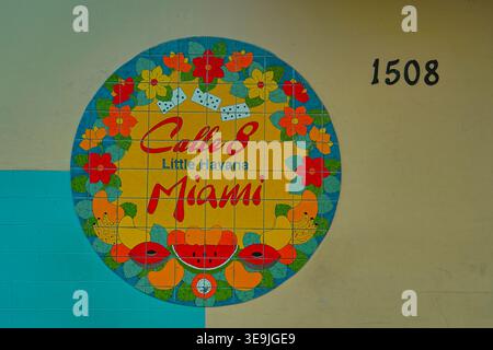 Eine kleine Calle Ocho (8) Wandgemälde auf kreisförmigen angeordneten Fliesen eine zufällige Wand im Little Havana District in Miami. Sichtbar mit Darstellungsnummer 1508 Stockfoto