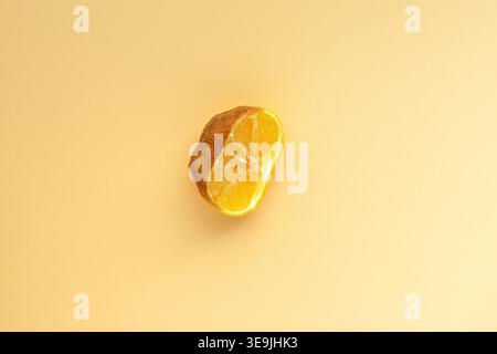 Alte schimmelige Mandarinen-Zitrusfrucht, in zwei Hälften geschnitten. Konzept von hässlich außen, wunderschön innen. Frisch und verrottet gleichzeitig. Genießbar. Stockfoto