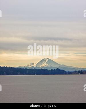 Mount Rainier mit Blick auf den Lake Washington mit klarem Himmel Stockfoto