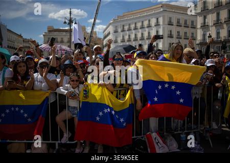 Madrid, Spanien. April 2026. Demonstranten tragen venezolanische Fahnen während einer Kundgebung in Madrid. Tausende Venezolaner, die in Madrid leben, versammelten sich heute Nachmittag in der Puerta del Sol, wo der venezolanische Oppositionsführer und Friedensnobelpreisträgerin von 2025, María Corina Machado, die Menge von einer Bühne aus ansprach. (Foto: David Canales/SOPA Images/SIPA USA) Credit: SIPA USA/Alamy Live News Stockfoto