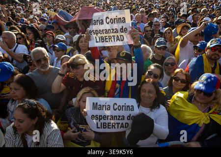 Madrid, Spanien. April 2026. Venezolanische Demonstranten werden während einer Kundgebung in Madrid gesehen. Tausende Venezolaner, die in Madrid leben, versammelten sich heute Nachmittag in der Puerta del Sol, wo der venezolanische Oppositionsführer und Friedensnobelpreisträgerin von 2025, María Corina Machado, die Menge von einer Bühne aus ansprach. Quelle: SOPA Images Limited/Alamy Live News Stockfoto