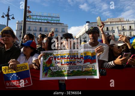 Madrid, Spanien. April 2026. Venezolanische Demonstranten werden während einer Kundgebung in Madrid gesehen. Tausende Venezolaner, die in Madrid leben, versammelten sich heute Nachmittag in der Puerta del Sol, wo der venezolanische Oppositionsführer und Friedensnobelpreisträgerin von 2025, María Corina Machado, die Menge von einer Bühne aus ansprach. Quelle: SOPA Images Limited/Alamy Live News Stockfoto