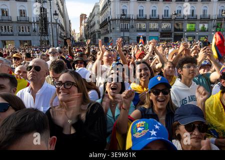 Madrid, Spanien. April 2026. Hunderte Venezolaner versammeln sich in Madrid Tausende Venezolaner, die in Madrid leben, versammelten sich heute Nachmittag in der Puerta del Sol, wo der venezolanische Oppositionsführer und Friedensnobelpreisträgerin von 2025, María Corina Machado, die Menge von einer Bühne aus ansprach. Quelle: SOPA Images Limited/Alamy Live News Stockfoto