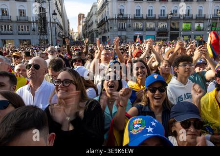 Madrid, Spanien. April 2026. Hunderte Venezolaner versammeln sich in Madrid Tausende Venezolaner, die in Madrid leben, versammelten sich heute Nachmittag in der Puerta del Sol, wo der venezolanische Oppositionsführer und Friedensnobelpreisträgerin von 2025, María Corina Machado, die Menge von einer Bühne aus ansprach. (Foto: David Canales/SOPA Images/SIPA USA) Credit: SIPA USA/Alamy Live News Stockfoto