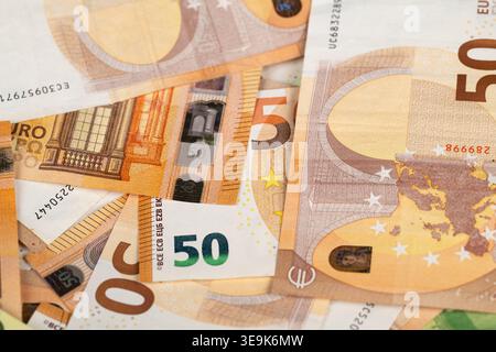 In der Nahaufnahme wurden fünfzig Euro-Banknoten mit Sicherheitsmerkmalen, Hologramm und Mikroprint, strukturierten Papierfasern, hochdetaillierten Makros und Editorial-fiction aufgelegt Stockfoto