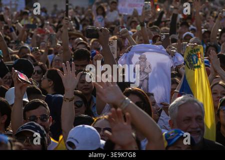 Madrid, Spanien. April 2026. Ein T-Shirt mit dem Bild von Nicolás Maduro, der in den USA inhaftiert ist, ist bei einer Demonstration in Madrid unter einer Menge von Demonstranten zu sehen. Tausende Venezolaner, die in Madrid leben, versammelten sich heute Nachmittag in der Puerta del Sol, wo der venezolanische Oppositionsführer und Friedensnobelpreisträgerin von 2025, María Corina Machado, die Menge von einer Bühne aus ansprach. (Foto: David Canales/SOPA Images/SIPA USA) Credit: SIPA USA/Alamy Live News Stockfoto