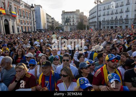 Madrid, Spanien. April 2026. Hunderte Venezolaner versammeln sich in Madrid Tausende Venezolaner, die in Madrid leben, versammelten sich heute Nachmittag in der Puerta del Sol, wo der venezolanische Oppositionsführer und Friedensnobelpreisträgerin von 2025, María Corina Machado, die Menge von einer Bühne aus ansprach. (Foto: David Canales/SOPA Images/SIPA USA) Credit: SIPA USA/Alamy Live News Stockfoto