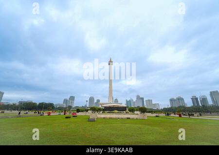 Jakarta, Indonesien - 1. Februar 2026 - Ein perfekter Blick auf den Monas National Monument Tower, der über den grünen Feldern des Merdeka Platzes ragt Stockfoto