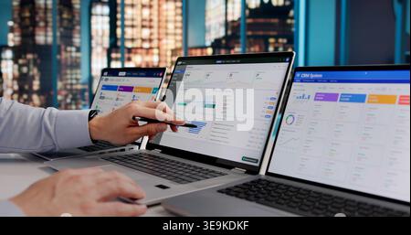 Hispanic ERP-Experte evaluiert Cloud-basierte CRM- und Marketingsoftware auf Laptop für Business Management Stockfoto